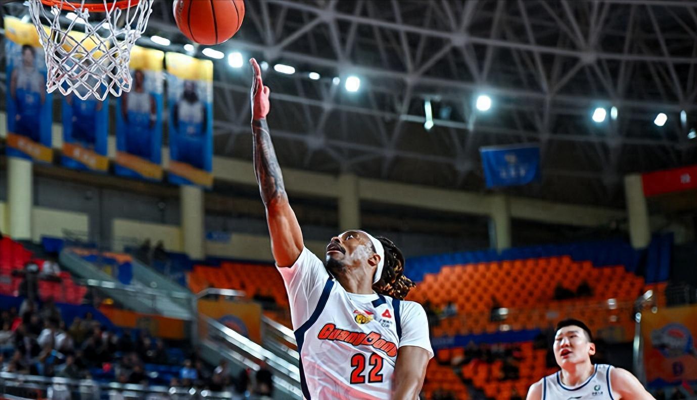 九游体育app下在-赔了夫人又折兵！广东宏远若裁掉麦考尔，要支付其全部薪水