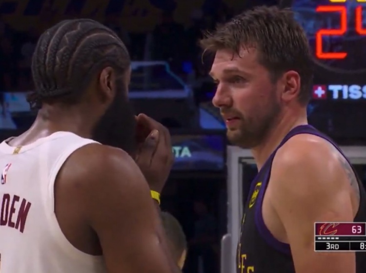 九游体育app下在-哈登和东契奇在场上愉快聊天 还捂着自己的胡子😂